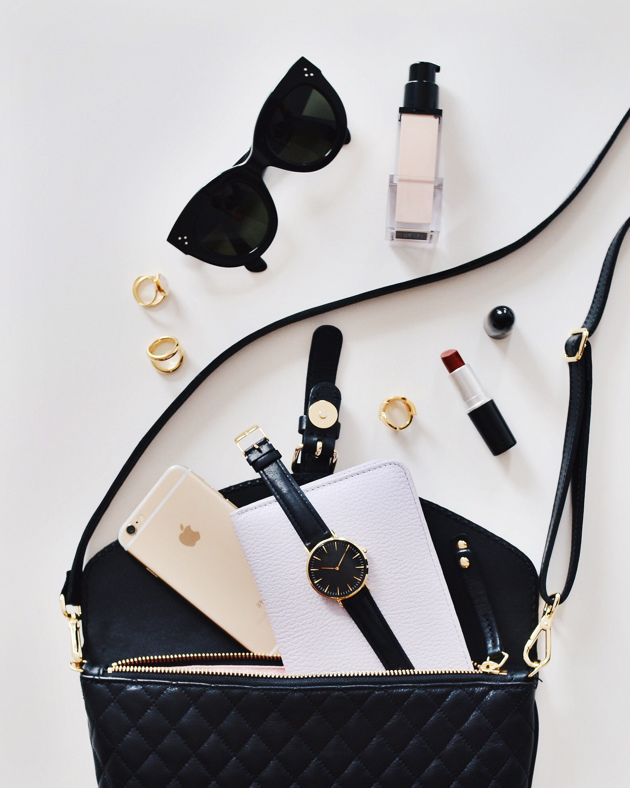 Summer's Essential Beauty Bag #makeup #beauty #summer #beautiful #beautyproducts #bevhillsmag #beverlyhills #beverlyhillsmagazine #hair #serum