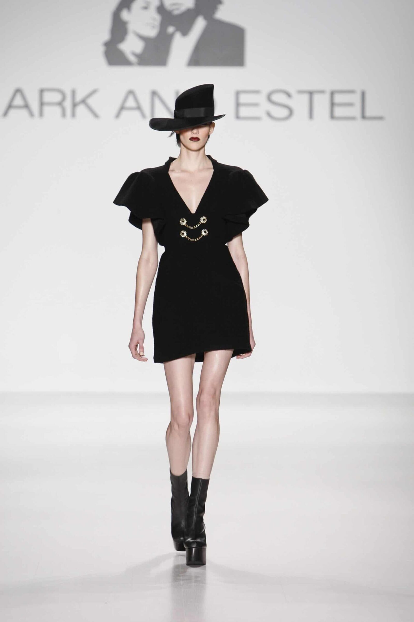 Fashion World: Mark and Estel