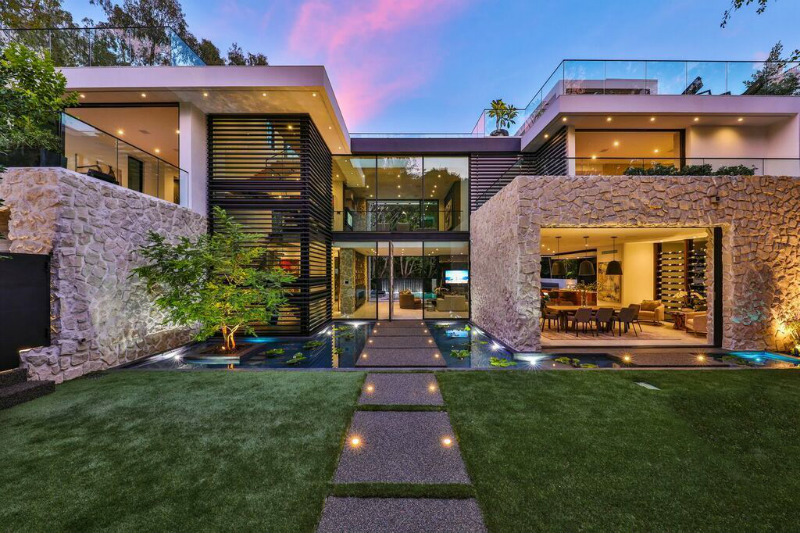 A Contemporary California Luxury Home