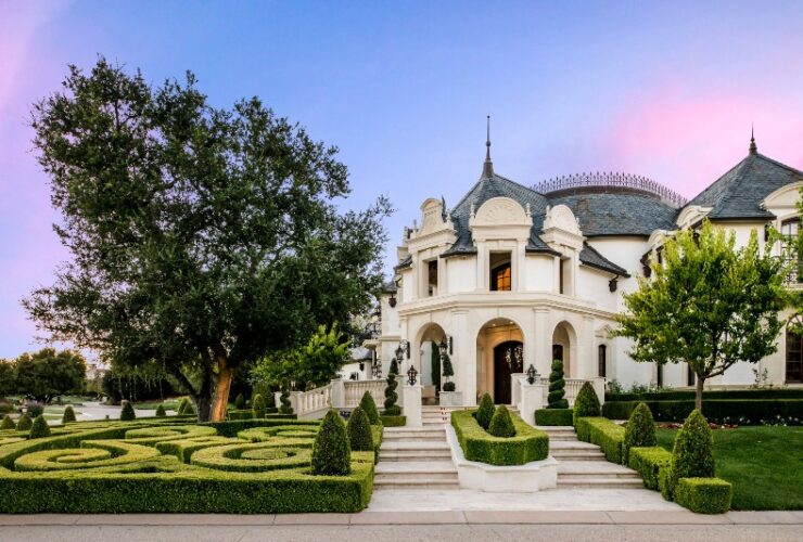 Two Doors Down From Kourtney Kardashian: #bevhillsmag #kourtneykardashian #celebrityrealestate