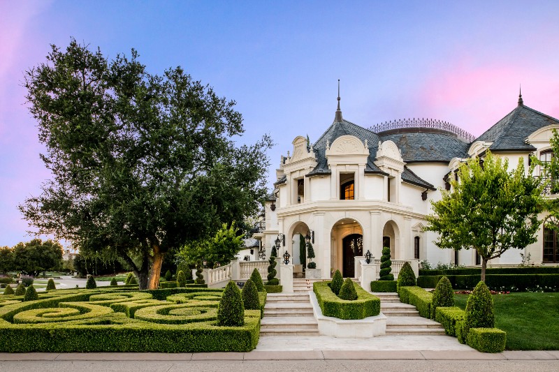 Two Doors Down From Kourtney Kardashian: #bevhillsmag #kourtneykardashian #celebrityrealestate