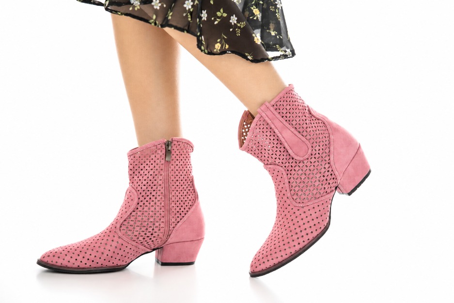 The Modern Woman’s Guide to Luxury Boots #LuxuryFashion #LuxuryBoots #BootStyle #WomensFashion #WesternBoots #LuxuryFootwear #FashionStyle #LeatherBoots #CowboyBoots #StyleGuide