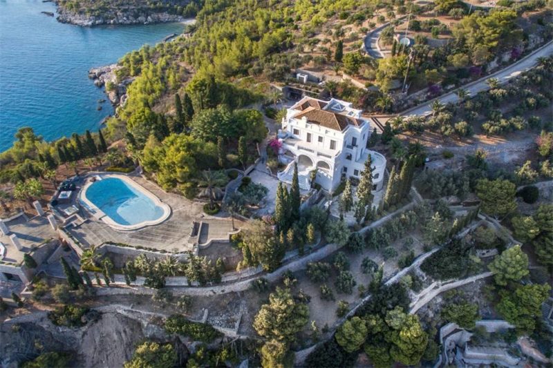 Cavo Sereno: A Greek Castle by the Sea #dreamhomes #Greece #luxuryhome #dreamhomes #island #life #realestate #homesforsale #beverlyhillsmagazine #beverlyhills #BevHillsMag