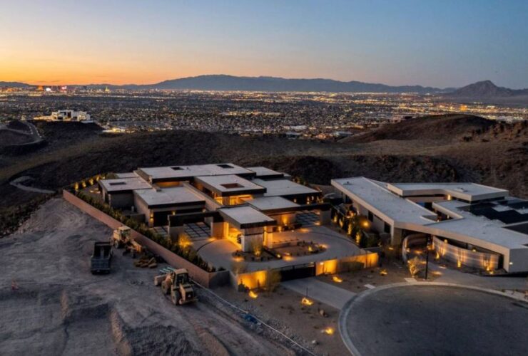 Oscar De La Hoya Lists Las Vegas Home for $20 Million #dreamhomes #bevhillsmag #beverlyhills #beverlyhillsmagazine #realestate #celebrityhomes