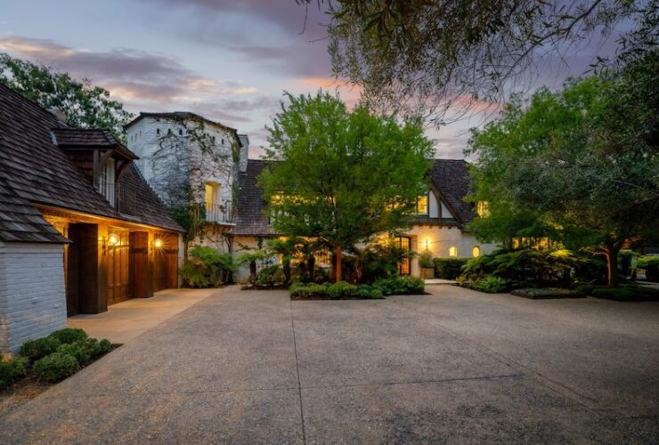 Brad & Jen's Former Beverly Hills Mansion #bradpitt #jenniferaniston #luxury #realestate #homesforsale #celebrity #celebrityhomes #celebrityrealestate #dreamhomes #beverlyhills #beverlyhillsmagazine #bevhillsmag