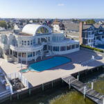 Joe Pesci's Waterfront Home #joepesci #luxury #realestate #homesforsale #celebrity #celebrityhomes #celebrityrealestate #dreamhomes #beverlyhills #bevhillsmag #beverlyhillsmagazine