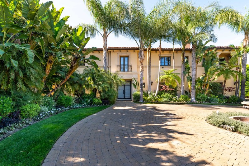 Kaley Cuoco's Tarzana Mansion