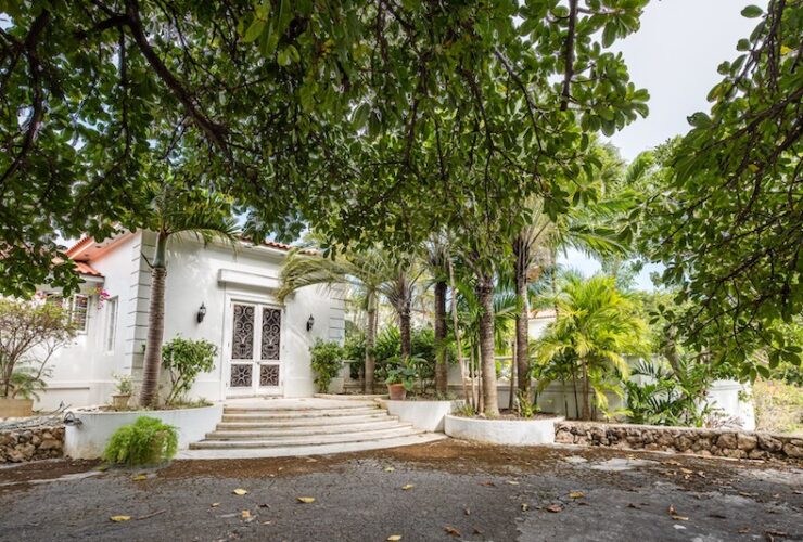 The Duke of Windsor's Bahamas Estate #dukeofwindsor #luxury #realestate #homesforsale #celebrity #celebrityhomes #celebrityrealestate #dreamhomes #beverlyhills #beverlyhillsmagazine #bevhillsmag