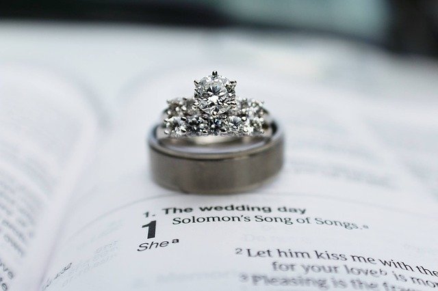 Tips To Buy A Custom Engagement Ring #weddingproposal #engagement #engagementring #rings #jewelry #shopping #shop #jewels #love #bevhillsmag #beverlyhills #beverlyhillsmagazine