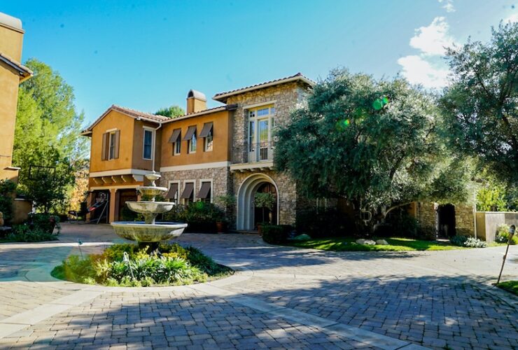 A Celebrity Mansion in Calabasas #selenagomez #frenchmontana #luxury #realestate #homesforsale #celebrity #celebrityhomes #celebrityrealestate #dreamhomes #beverlyhills #bevhillsmag #beverlyhillsmagazine