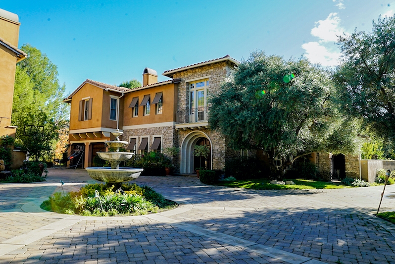 A Celebrity Mansion in Calabasas #selenagomez #frenchmontana #luxury #realestate #homesforsale #celebrity #celebrityhomes #celebrityrealestate #dreamhomes #beverlyhills #bevhillsmag #beverlyhillsmagazine