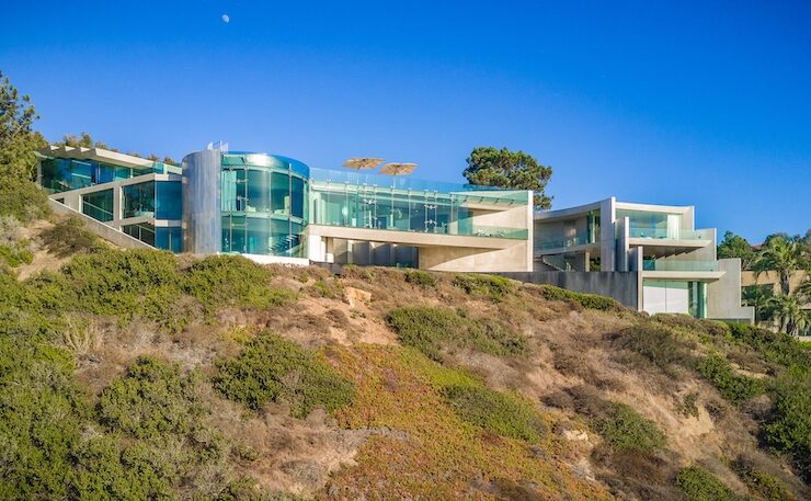 Razor House: Alicia Keys' New Home #aliciakeys #luxury #realestate #homesforsale #celebrity #celebrityhomes #celebrityrealestate #dreamhomes #beverlyhills #bevhillmag #beverlyhillsmagazine