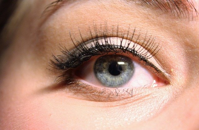 Beauty Tips For Wearing False Eyelashes 3eyelashes #beauty #makeup #bevhillsmag #beverlyhills #beverlyhillsmagazine