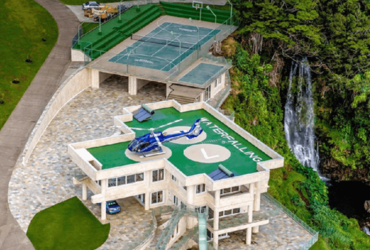 justin beiber's spectacular vacation homes:#beverlyhills #beverlyhillsmagazine #justinbeiber #vacationhomes #vacationhomesinhawaii #Haileybaldwin #waterfallingestate #rentalhomes #hawaii #celebrity #luxury