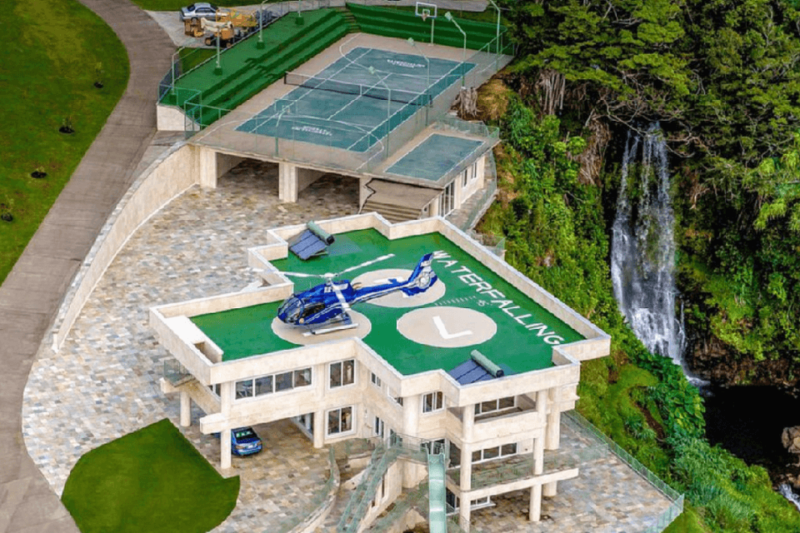 justin beiber's spectacular vacation homes:#beverlyhills #beverlyhillsmagazine #justinbeiber #vacationhomes #vacationhomesinhawaii #Haileybaldwin #waterfallingestate #rentalhomes #hawaii #celebrity #luxury