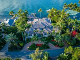 Kathie Lee Gifford Mansion For Sale #celebrity #homes #dreamhomes #beverlyhillsmagazine #BevHillsMag