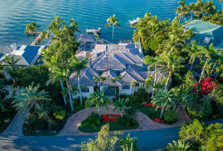 Kathie Lee Gifford Mansion For Sale #celebrity #homes #dreamhomes #beverlyhillsmagazine #BevHillsMag