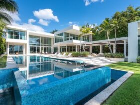 A Waterfront Home in Miami Beach #luxury #realestate #homesforsale #dreamhomes #beverlyhills #bevhillsmag #beverlyhillsmagazine