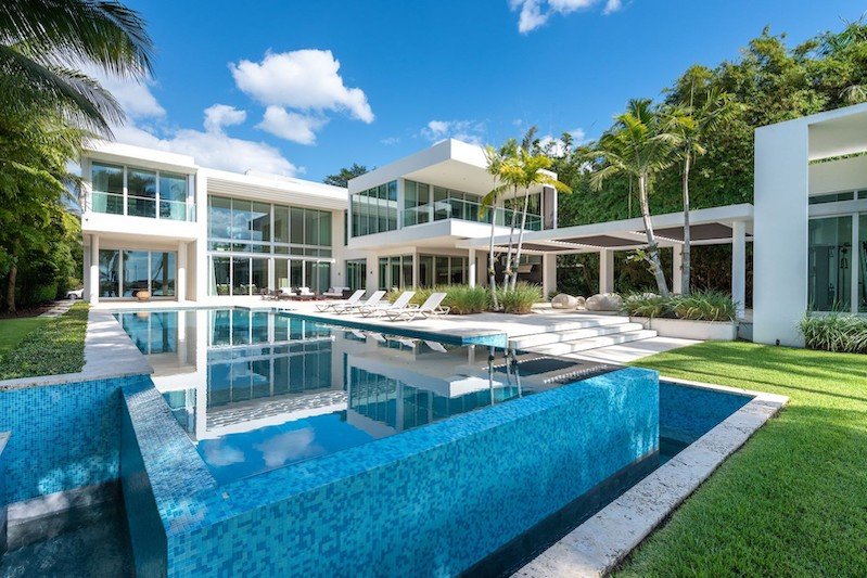 A Waterfront Home in Miami Beach #luxury #realestate #homesforsale #dreamhomes #beverlyhills #bevhillsmag #beverlyhillsmagazine