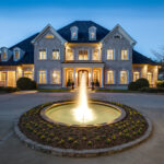 Kelly Clarkson's Lakeside Retreat #kellyclarkson #luxury #realestate #homesforsale #celebrity #celebrityhomes #celebrityrealestate #dreamhomes #beverlyhills #bevhillsmag #beverlyhillsmagazine