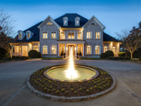 Kelly Clarkson's Lakeside Retreat #kellyclarkson #luxury #realestate #homesforsale #celebrity #celebrityhomes #celebrityrealestate #dreamhomes #beverlyhills #bevhillsmag #beverlyhillsmagazine