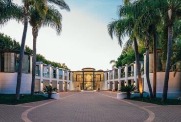 A Modern Mansion on the Shores of Malibu #luxury #realestate #homesforsale #dreamhomes #beverlyhills #bevhillsmag #beverlyhillsmagazine