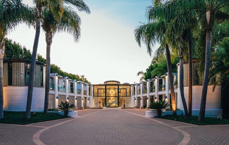 A Modern Mansion on the Shores of Malibu #luxury #realestate #homesforsale #dreamhomes #beverlyhills #bevhillsmag #beverlyhillsmagazine