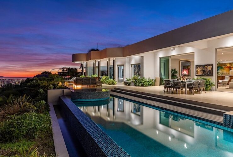 A Contemporary Dream Home in Beverly Hills #luxury #realestate #homesforsale #dreamhomes #beverlyhills #bevhillsmag #beverlyhillsmagazine