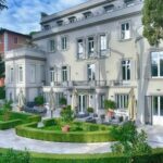 A Dream Home on Gianicolo Hill in Rome, Italy #italy #rome #gianicolo #dreamhomes #mansion #dreamhome #realestate #luxury #homes #bevhillsmag #beverlyhillsmagazine #beverlyhills