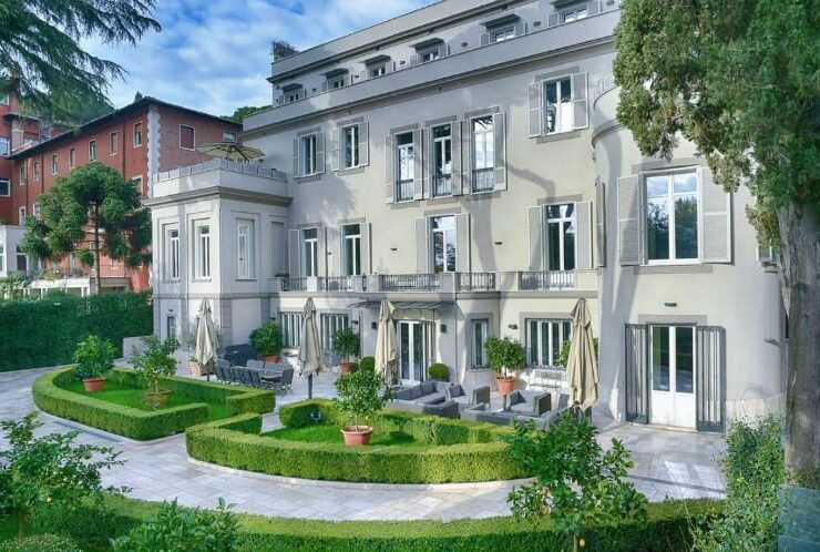 A Dream Home on Gianicolo Hill in Rome, Italy #italy #rome #gianicolo #dreamhomes #mansion #dreamhome #realestate #luxury #homes #bevhillsmag #beverlyhillsmagazine #beverlyhills