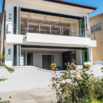 A California Coastal Luxury Home #luxury #realestate #homesforsale #dreamhomes #beverlyhills #bevhillsmag #beverlyhillsmagazine #californiahome #manhattanbeach