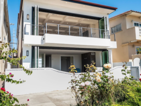 A California Coastal Luxury Home #luxury #realestate #homesforsale #dreamhomes #beverlyhills #bevhillsmag #beverlyhillsmagazine #californiahome #manhattanbeach