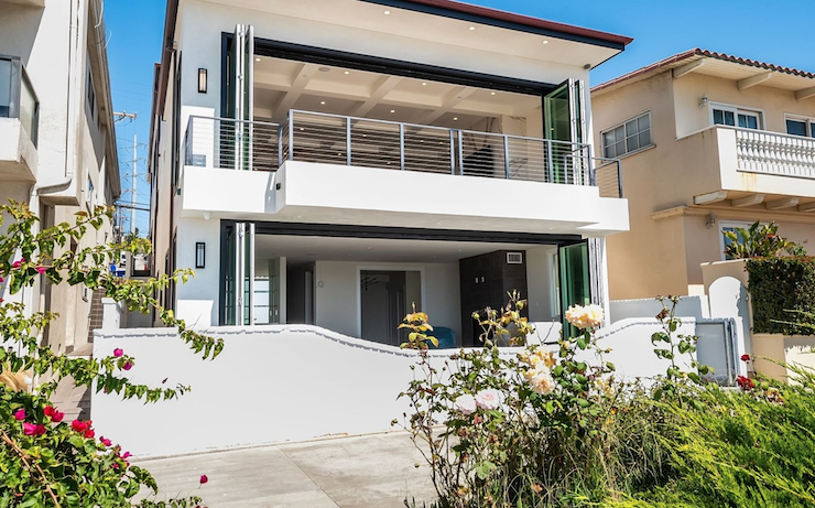 A California Coastal Luxury Home #luxury #realestate #homesforsale #dreamhomes #beverlyhills #bevhillsmag #beverlyhillsmagazine #californiahome #manhattanbeach